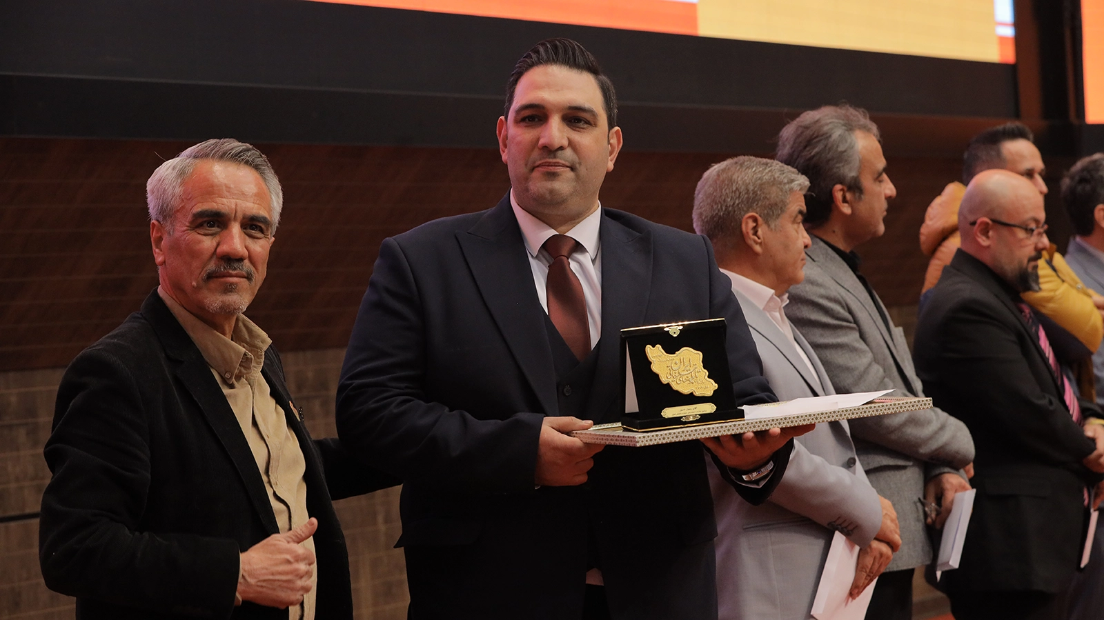 رسول نامور برنده لوح برترین تابلوساز تبلیغات محیطی ایران